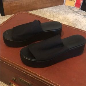 Stretchy top black sandal